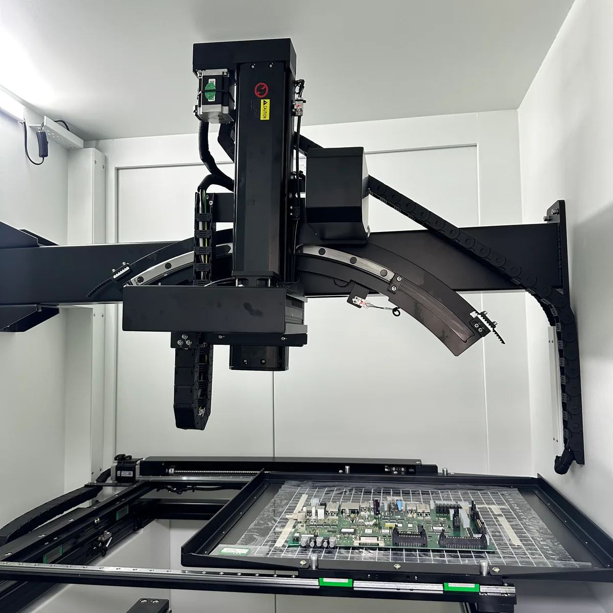 Por dentro: el detector sobre la placa