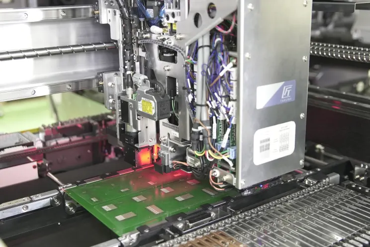 El cabezal TAKUMI de la LX-8 sobre una placa, con el láser encendido